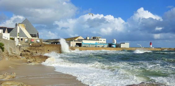 La criée vue de la plage de la grève jaune