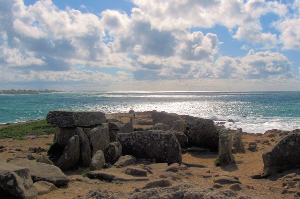 LA POINTE DE LA TORCHE à Plomeur : le site naturel remarquable, les surfeurs et windsurfeurs, les tulipes au mois de mars